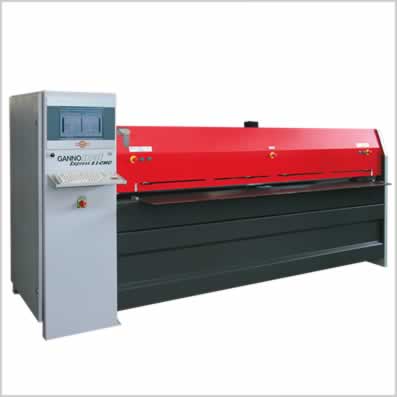 CNC gesteuerte Beschläge-, Bohr- und Einpressmaschine mit Magazinzuführung für Topfbänder und Montageplatten - GANNOMAT Express CNC